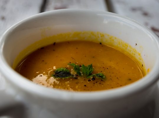 Foto de: Caldo de carne com arroz e talos de agrião