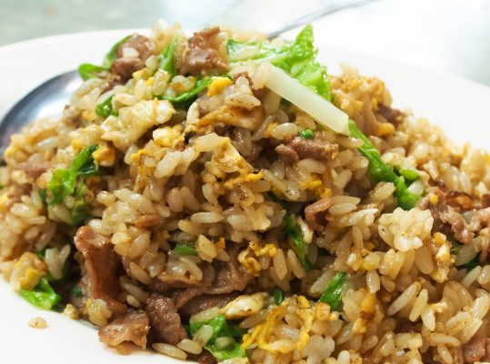 Foto de: Carne bovina com arroz e talos