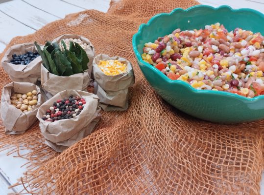 Foto de: Salada de grãos coloridos