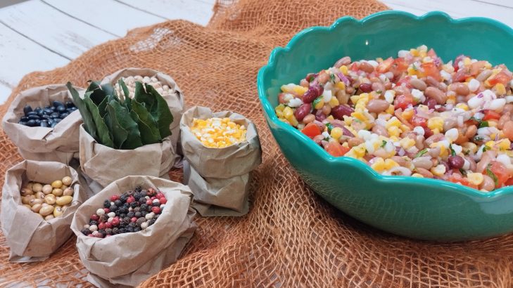 Foto de: Salada de grãos coloridos