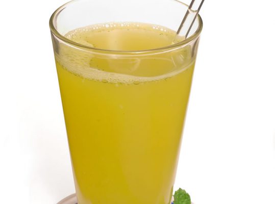 Foto de: Suco de casca de abacaxi com hortelã