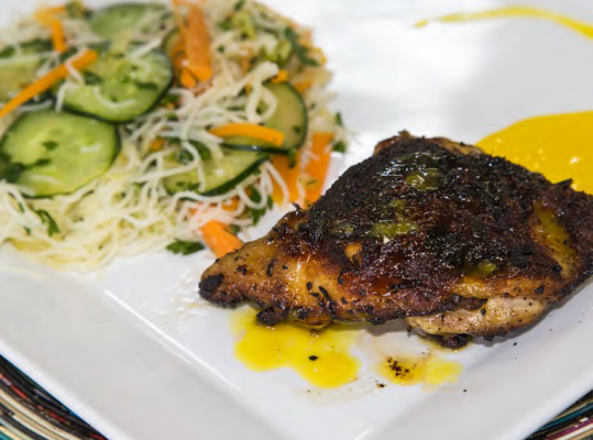 Foto de: Sobrecoxa de Frango ao Molho de Laranja e Salada de Bifum com Legumes e Talos