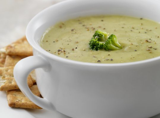 Foto de: Sopa de cará com talos de brócolis