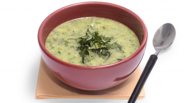 Foto de: Sopa de cará com talos de brócolis