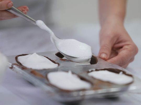 Foto de: Miniovos de chocolate com merengue