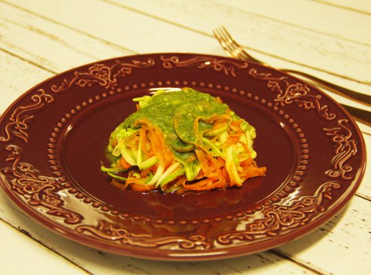Foto de: Fios de abobrinha e cenoura com molho pesto de azedinha