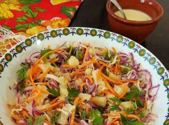 Foto de: Salada de repolhos e abacaxi com molho cremoso de iogurte
