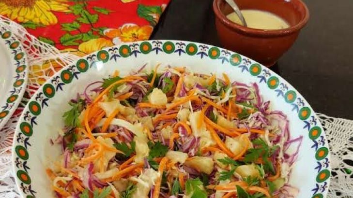Foto de: Salada de repolhos e abacaxi com molho cremoso de iogurte