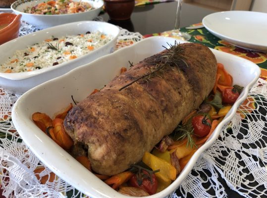 Foto de: Lombo suíno com farofa de pão e talos e molho de laranja