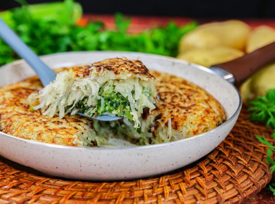 Foto de: Batata rosti com brócolis e rama de cenoura