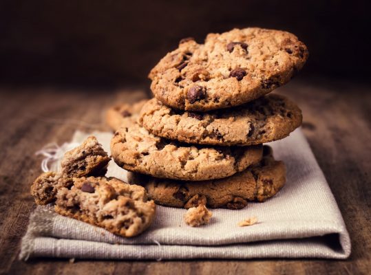 Foto de: Cookies de cascas de frutas e chocolate no pote (versão reduzida)