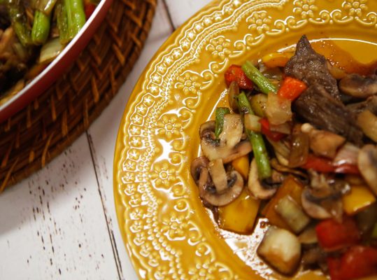 Foto de: Carne em tiras com legumes ao vinho