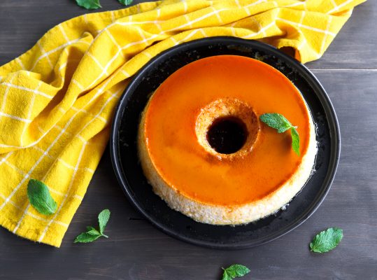 Foto de: Pudim de leite com frutas cristalizadas e casca de abóbora