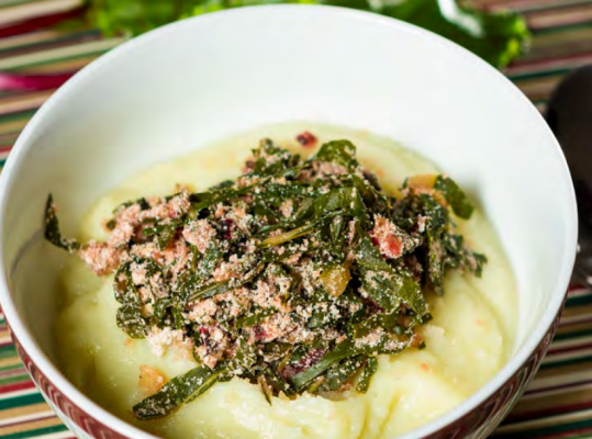 Foto de: Sopa de couve-flor com farofa de folhas