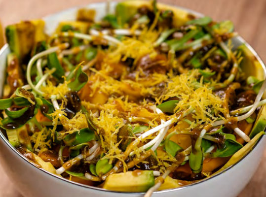 Foto de: Salada de papaia e brotos de girassol
