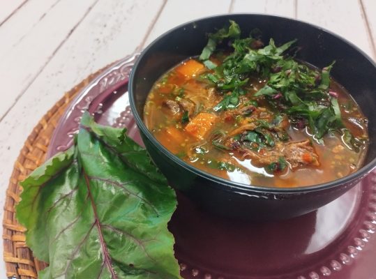 Foto de: Caldo de músculo com folhas de beterraba