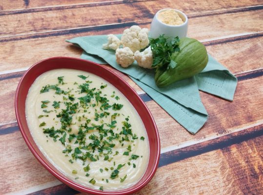 Foto de: Polenta cremosa com cascas e talos