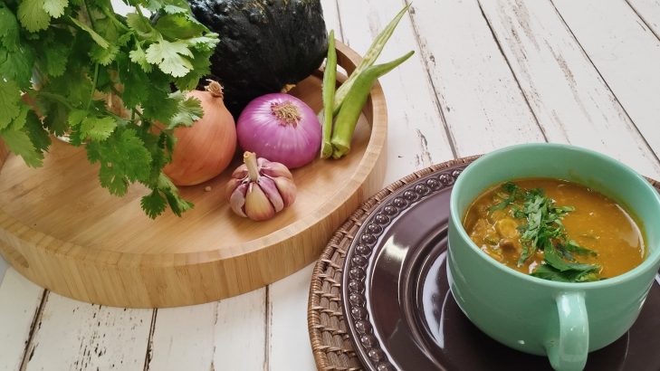 Foto de: Sopa cremosa de abóbora com quiabo