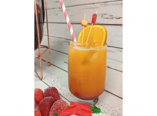 Foto de: Drink de laranja, malvavisco e morango