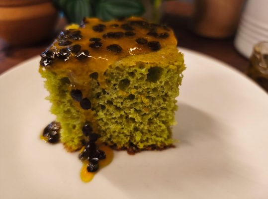 Foto de: Bolo de couve com calda de maracujá