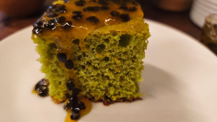Foto de: Bolo de couve com calda de maracujá